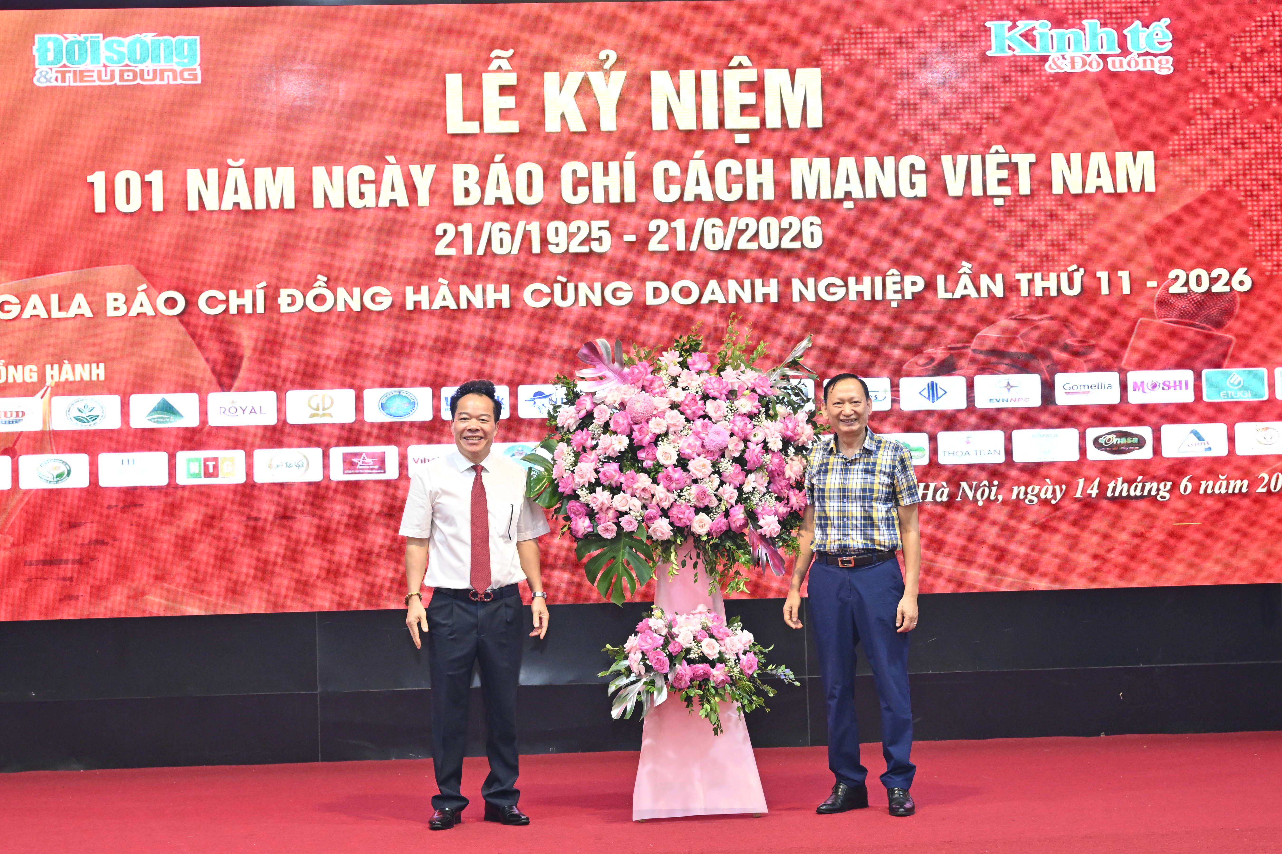 Ông Lương Hồng Quang, Nguyên Vụ trưởng Vụ Thi đua - Khen thưởng, Văn phòng Chủ tịch nước, hiện là Viện trưởng Viện Nghiên cứu và Phát triển Tri thức Cộng đồng (ICK) phát biểu chúc mừng Tòa soạn