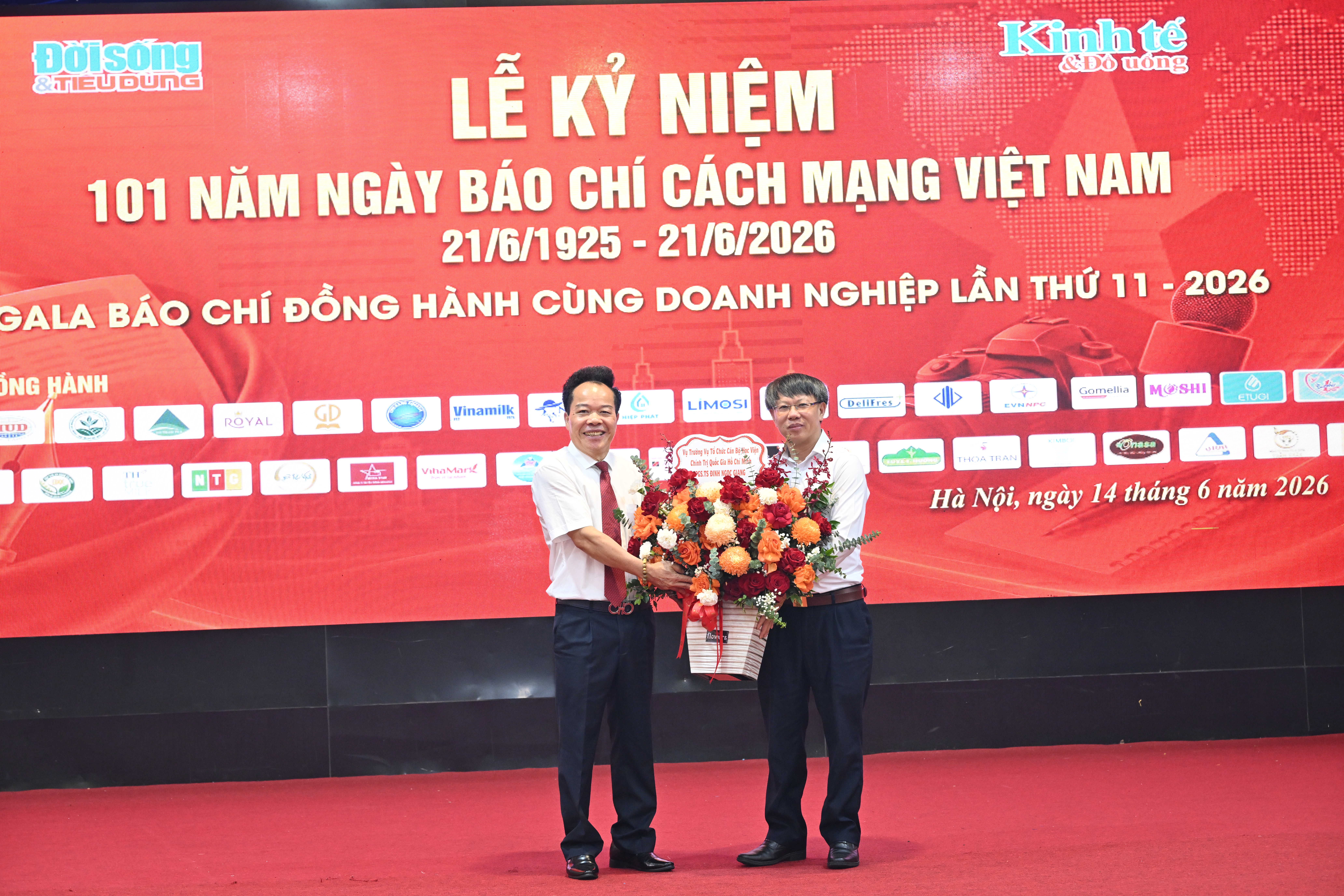 PGS.TS Đinh Ngọc Giang - Ủy viên Ban Thường vụ Đảng ủy, Vụ trưởng Vụ Tổ chức cán bộ Học viện Chính trị Quốc gia Hồ Chí Minh tặng hoa chúc mừng Tòa soạn.
