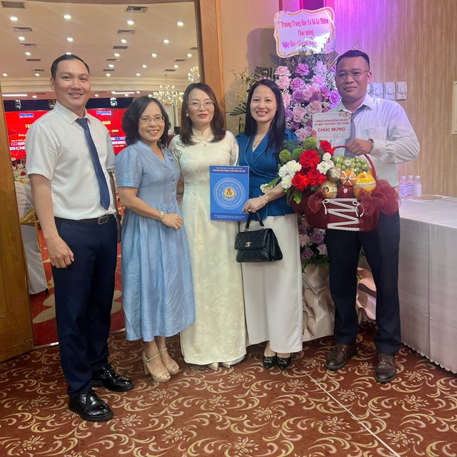 Bà Phan Thị Huệ - Phó Chủ tịch Công đoàn Nông nghiệp và Môi trường tặng hoa chúc mừng Tòa soạn.