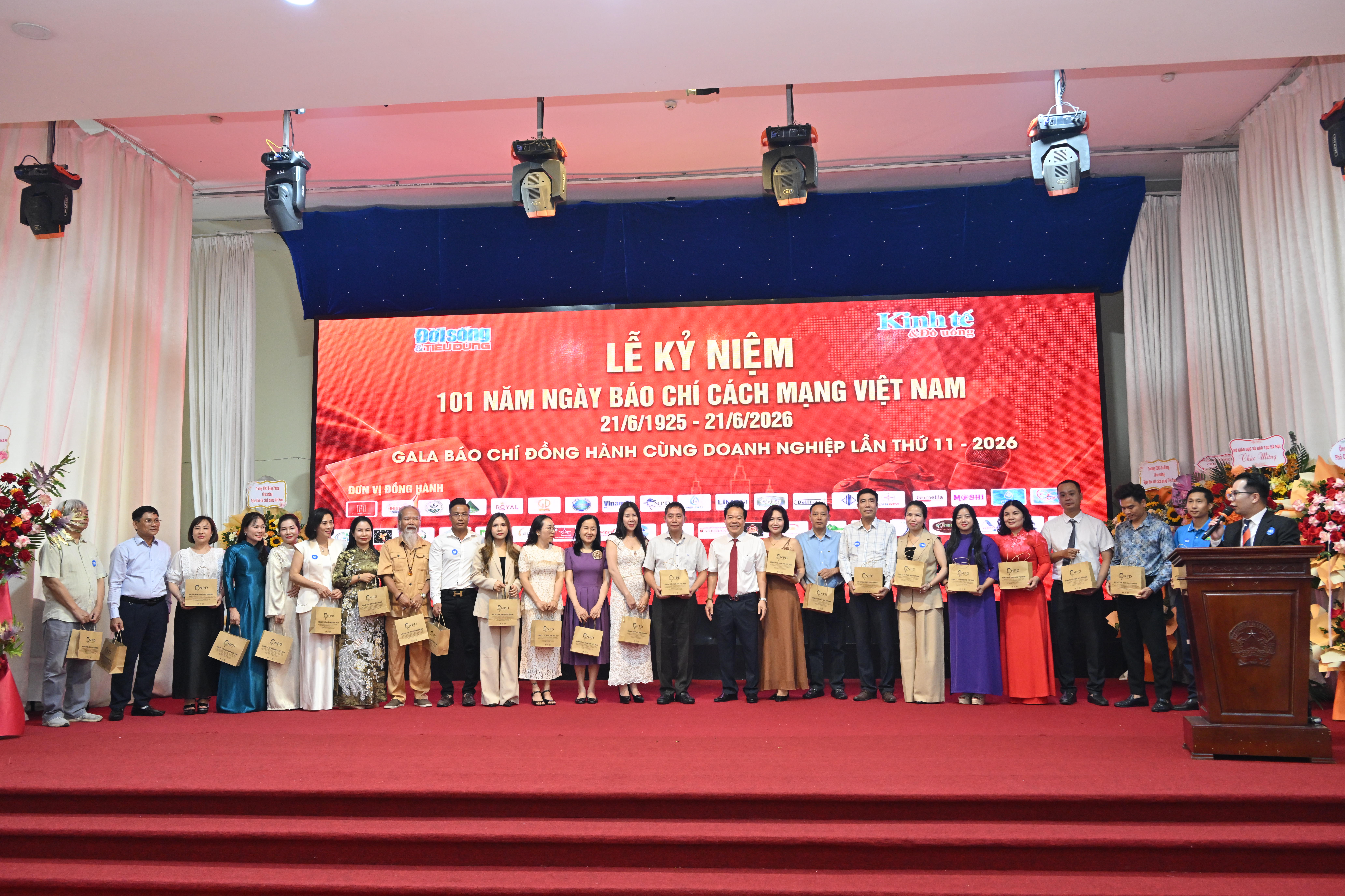 Tổng Biên tập Nguyễn Quốc Hùng tặng quà tri ân các vị đại biểu, khách quý