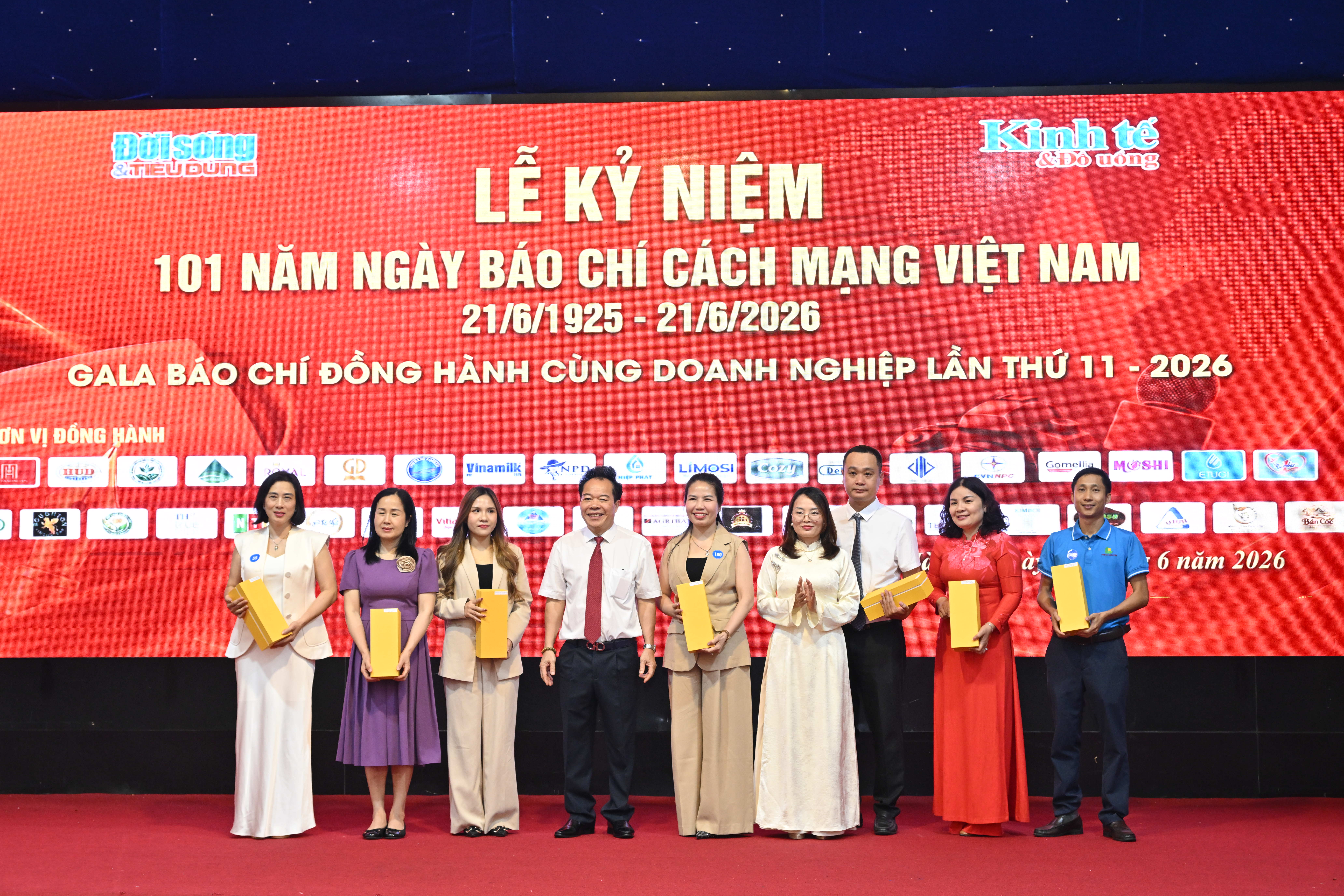 Tổng Biên tập Nguyễn Quốc Hùng và Phó Tổng Biên tập Nguyễn Thị Thanh Thúy trao Cúp tri ân các đơn vị, doanh nghiệp, doanh nhân tiêu biểu đồng hành cùng Tòa soạn.