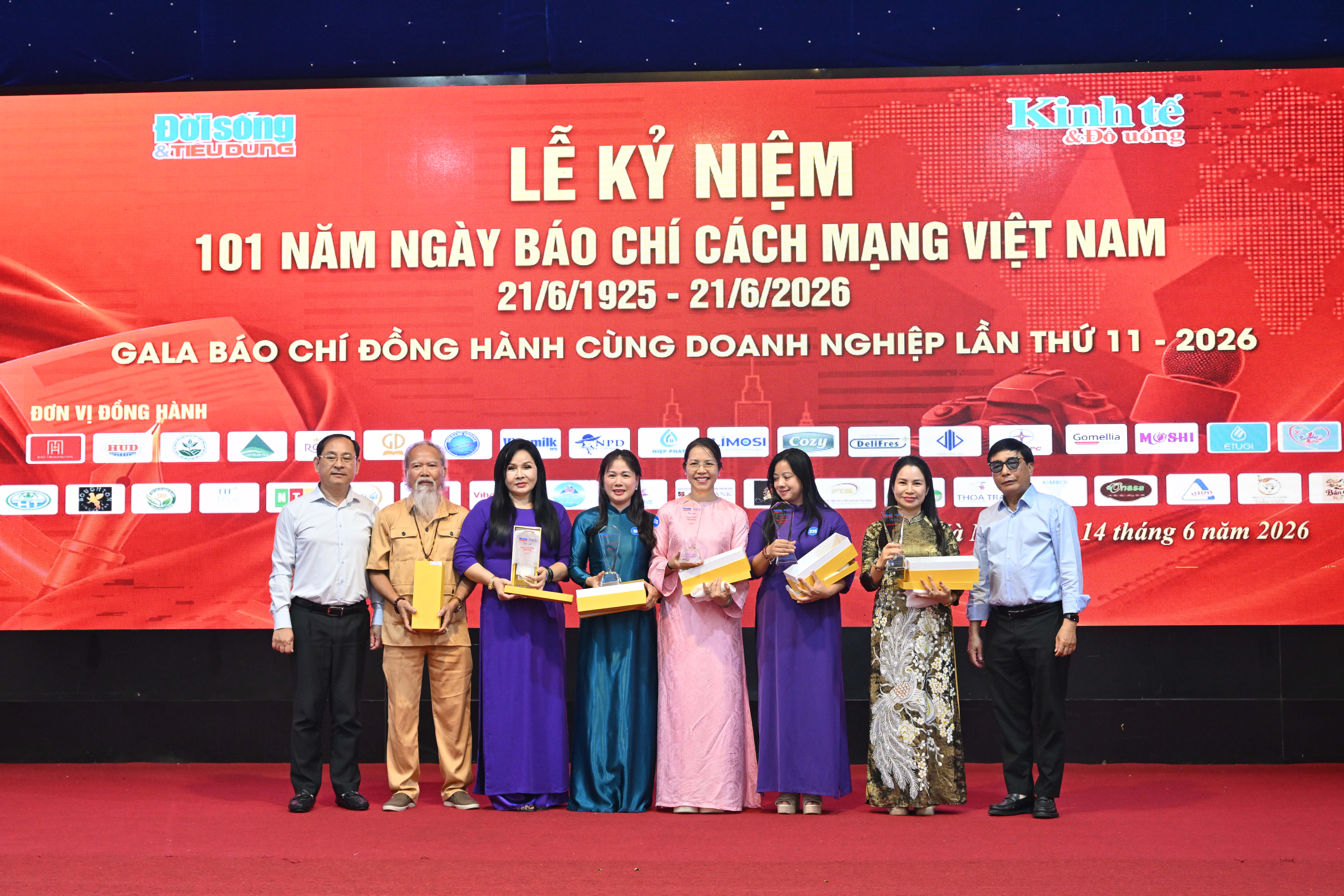 Phó Tổng Biên tập Nguyễn Văn Hùng và Phó Tổng Biên tập Đinh Thanh Tùng trao Cúp tri ân các đơn vị, doanh nghiệp, doanh nhân tiêu biểu đồng hành cùng Tòa soạn.