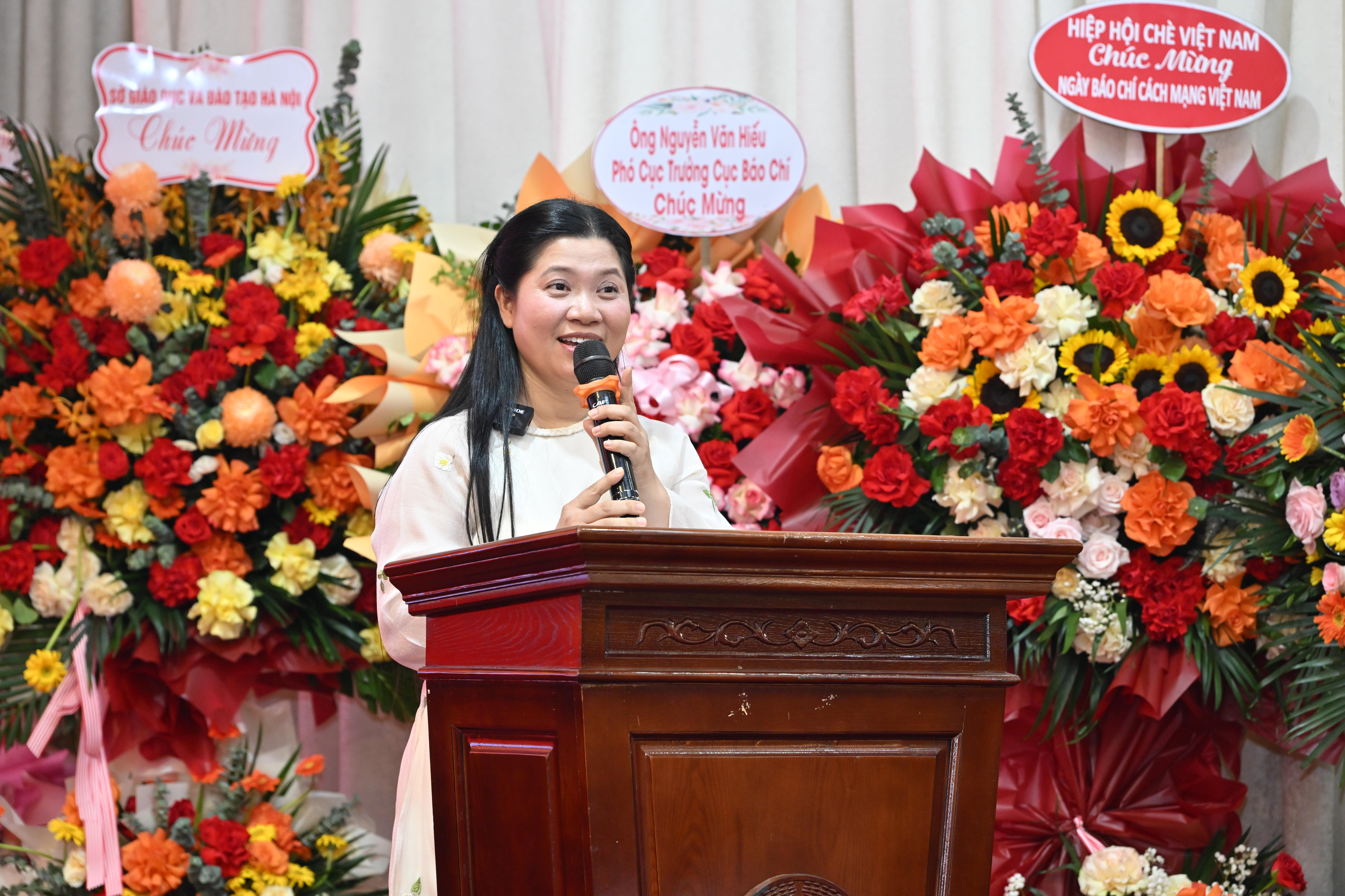 Nghệ nhân ẩm thực Trần Thị Luyến (Chủ tịch HĐQT kiêm Tổng Giám đốc NPD Việt Nam, Phó Trưởng Bộ môn Dưỡng sinh Đông y thuộc Hội Đông y Việt Nam - Ăn uống thuận tự nhiên) phát biểu tại sự kiện.