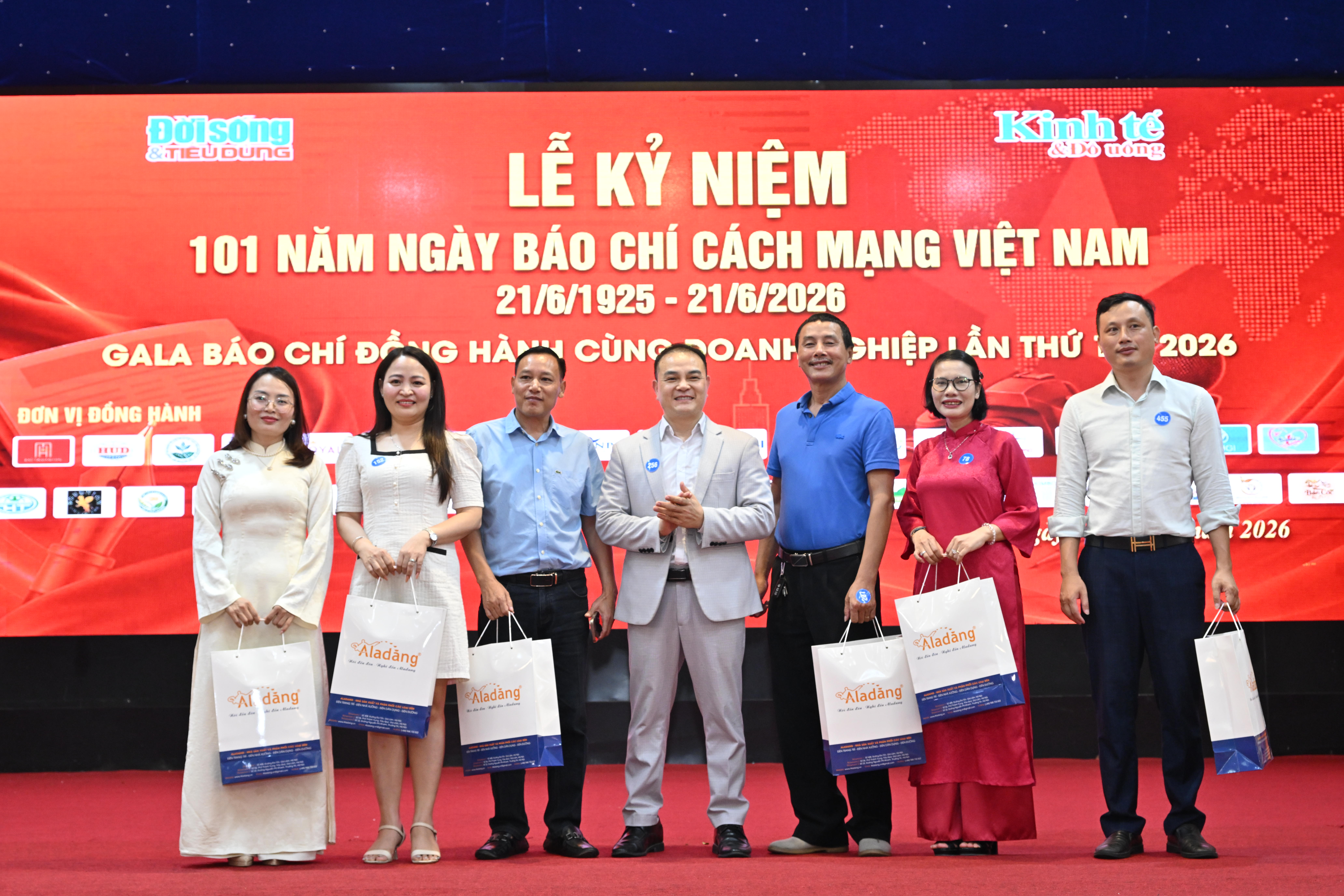 Doanh nhân Nguyễn Hồng Đăng - CEO thương hiệu đèn Aladang trao tặng các món quà may mắn cho khách mời