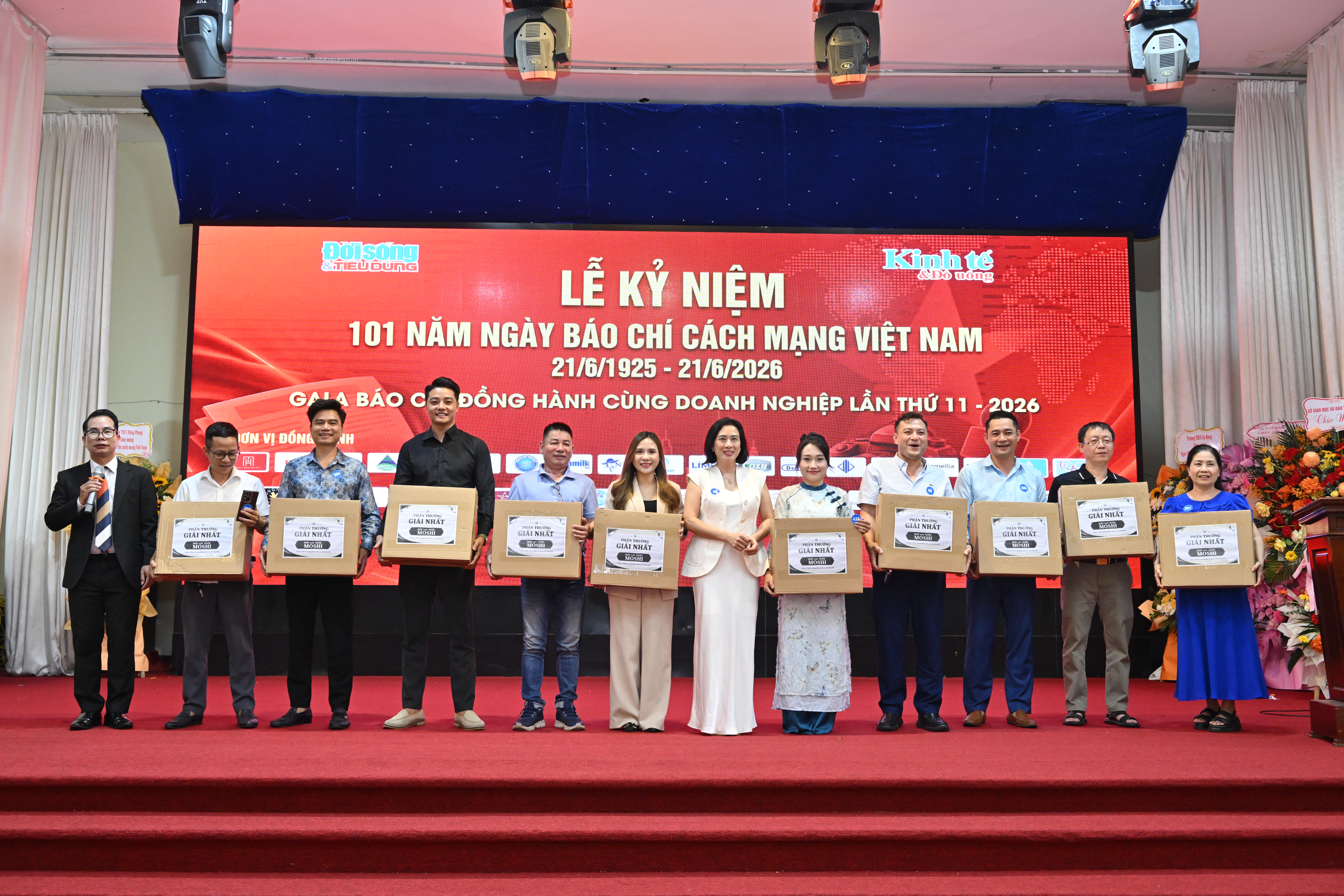 Doanh nhân Ngọc Diệp - Giám đốc Công ty TNHH Thương mại và Dịch vụ T&T Hiệp Phát trao quà may mắn cho các đại biểu tại chương trình.