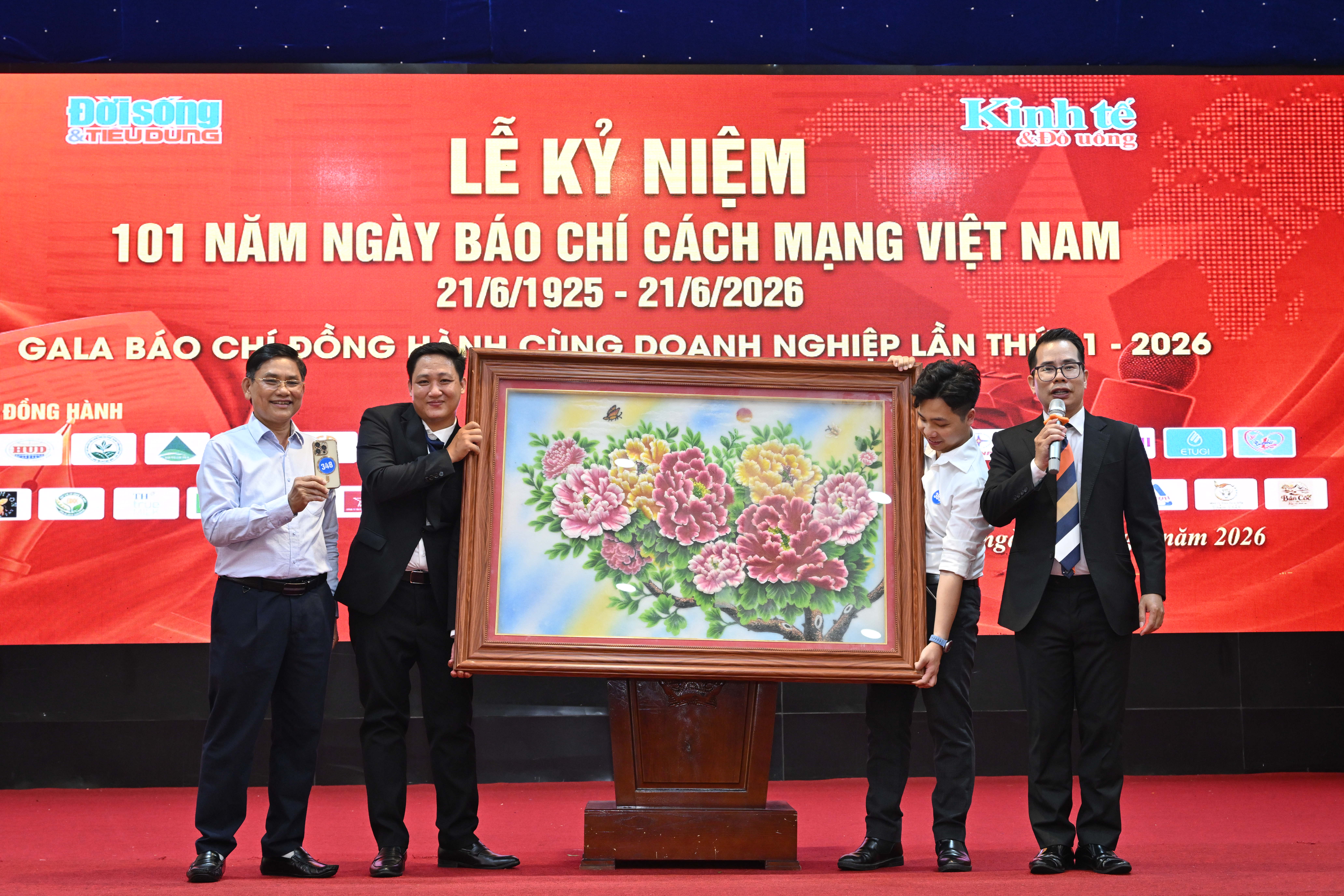 Ban Tổ chức trao tặng bức tranh đá quý 3D tới ông Hoàng Vĩnh Long – Chủ tịch Hiệp hội Chè Việt Nam, vị khách may mắn trong phần bốc thăm trúng thưởng của chương trình.