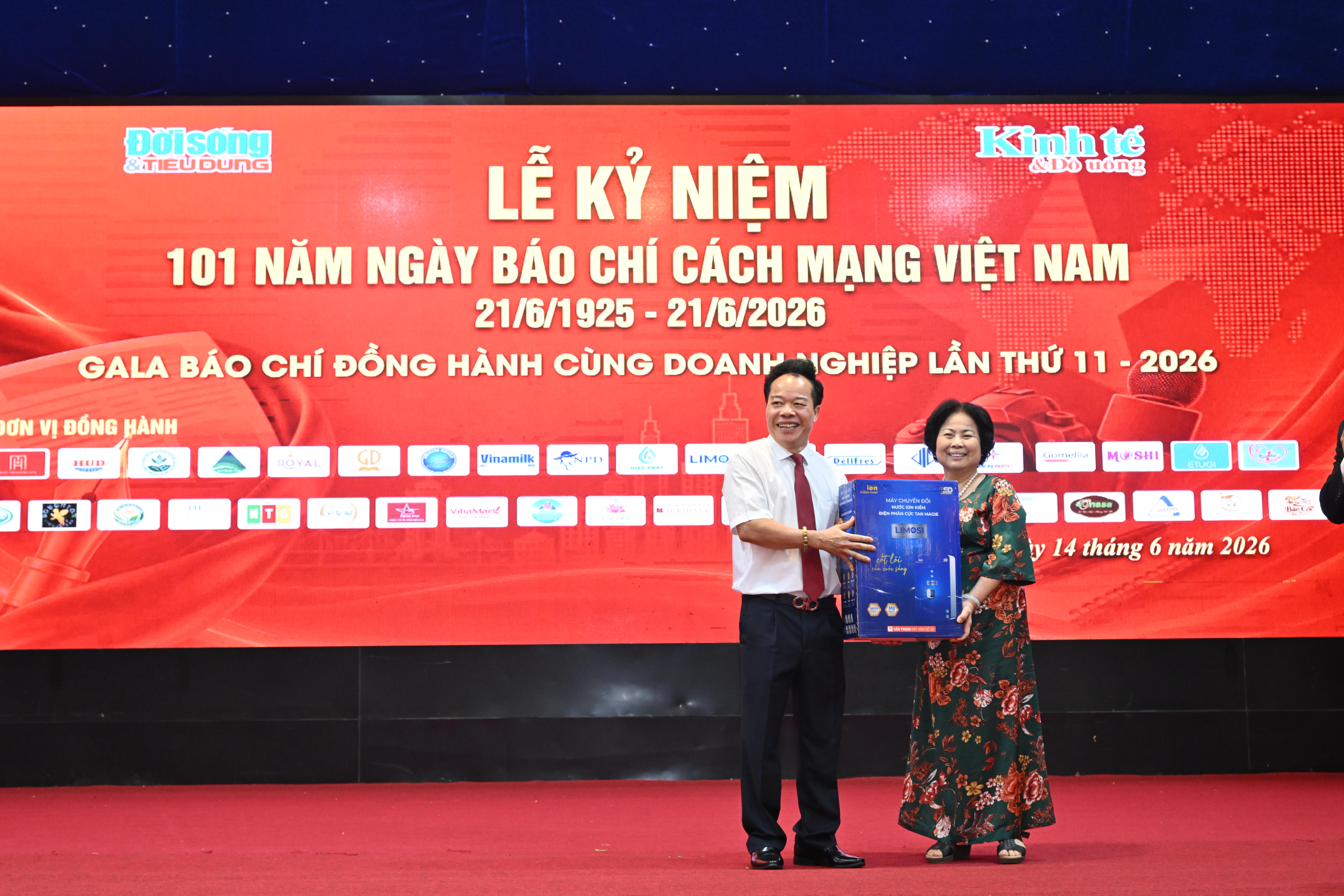 Ban Tổ chức thay mặt đơn vị tài trợ trao tặng Máy lọc nước Hydrogen Ion Kiềm Nóng Lạnh Moshi tới vị khách may mắn trong chương trình bốc thăm trúng thưởng