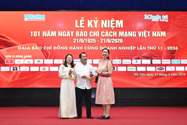 Ban Tổ chức trao tặng phần quà tiền mặt tới vị khách may mắn trong chương trình bốc thăm trúng thưởng.