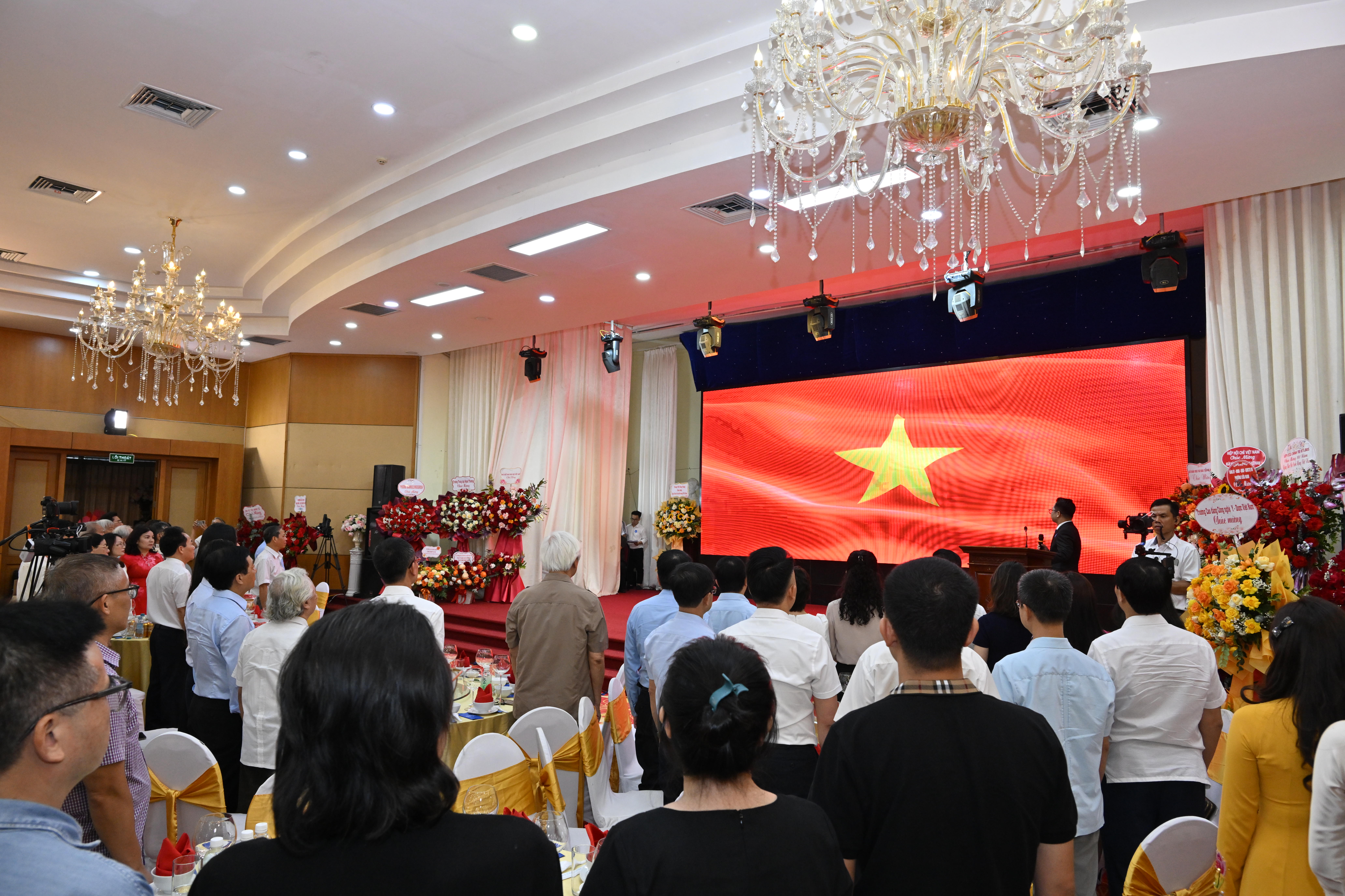 Toàn thể các đại biểu, quý vị khách quý thực hiện nghi thức chào cờ