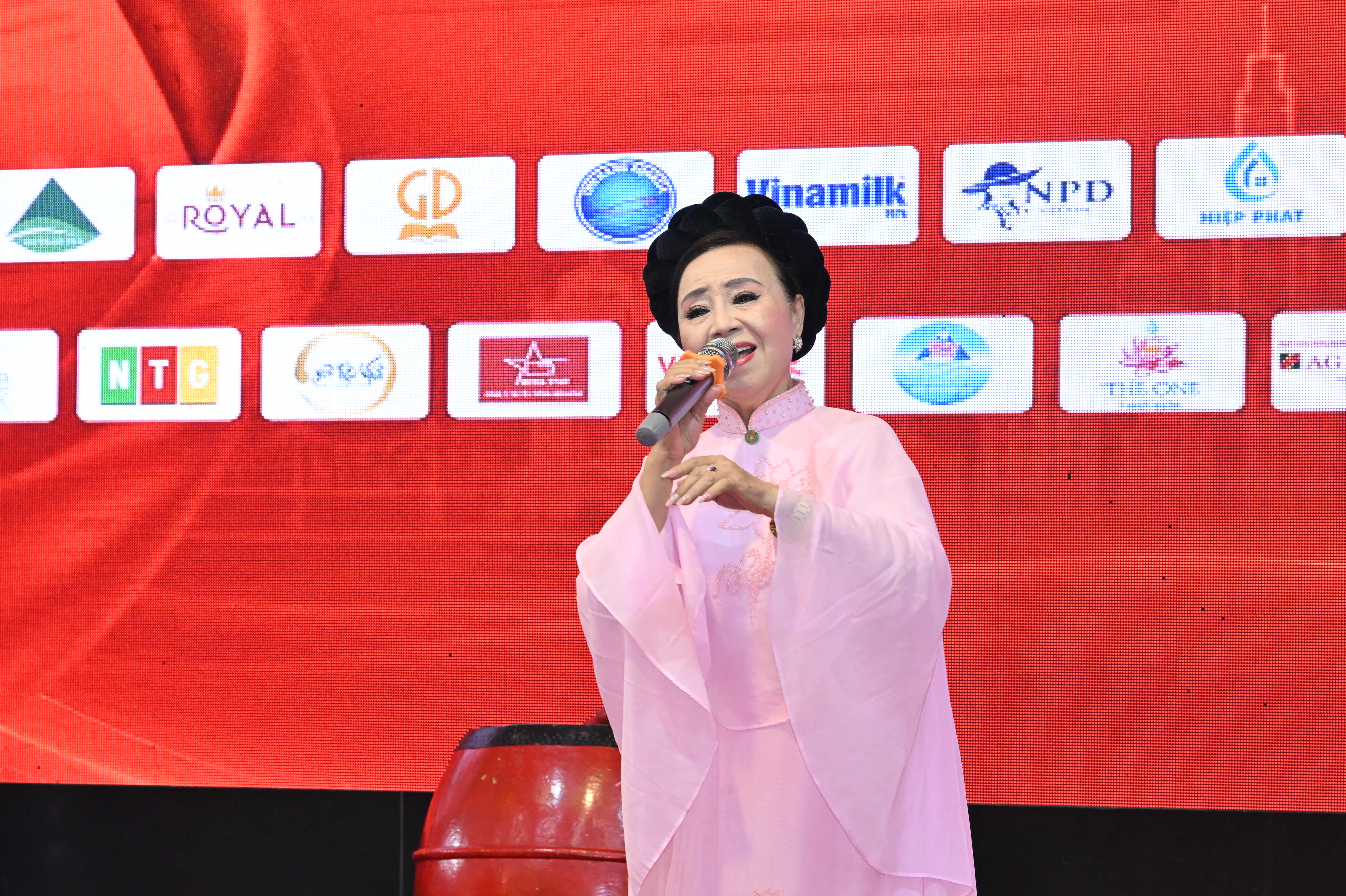 Tiết mục nghệ thuật đặc biệt: Quê Hương đất Mẹ tôi yêu - một tác phẩm đậm chất truyền thống, được thể hiện sâu lắng và truyền cảm bởi Nghệ sĩ Nhân dân Minh Thu