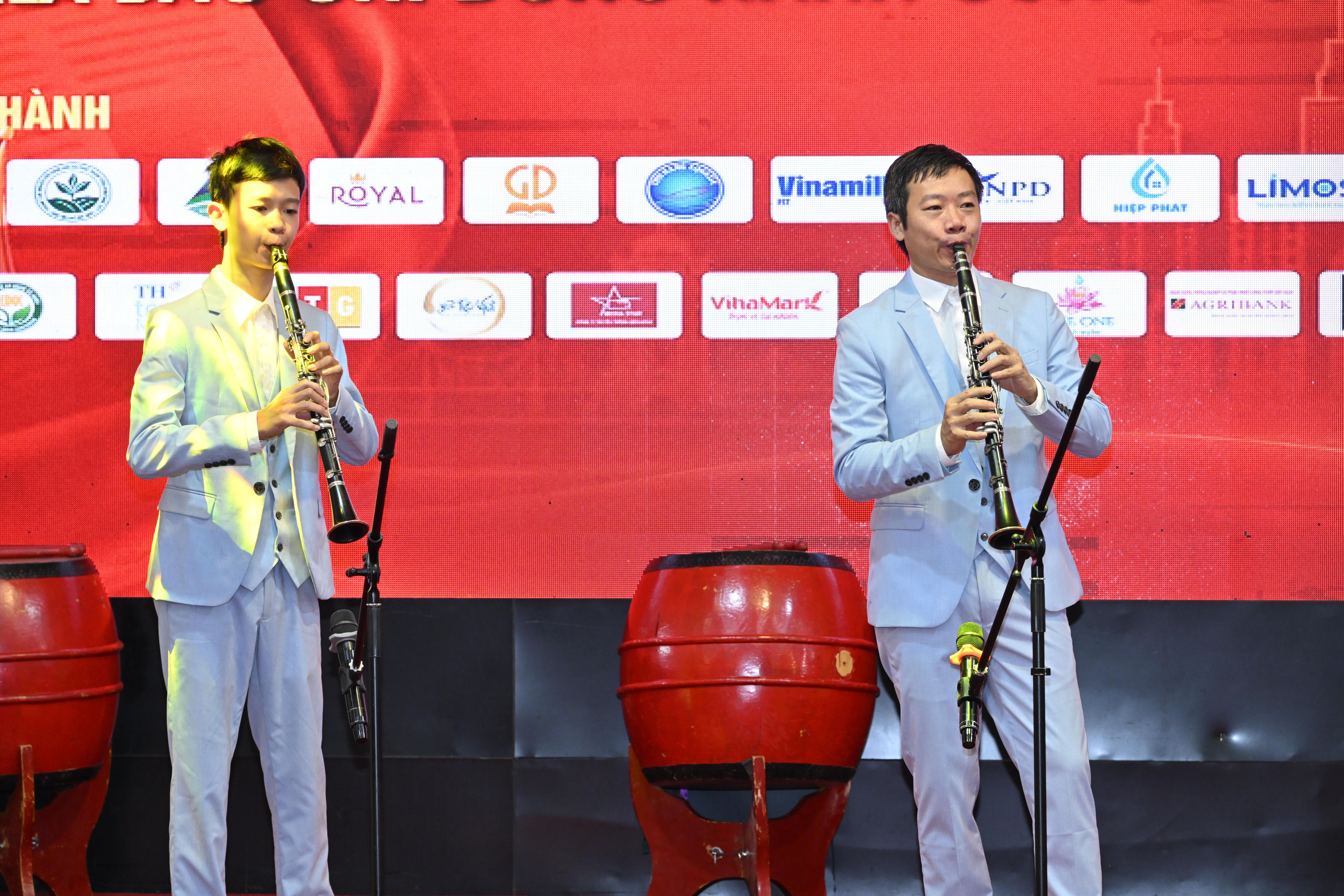 Giai điệu sâu lắng, tinh tế và giàu cảm xúc qua phần song tấu kèn Clarinet của nghệ sĩ nhí Thái An.