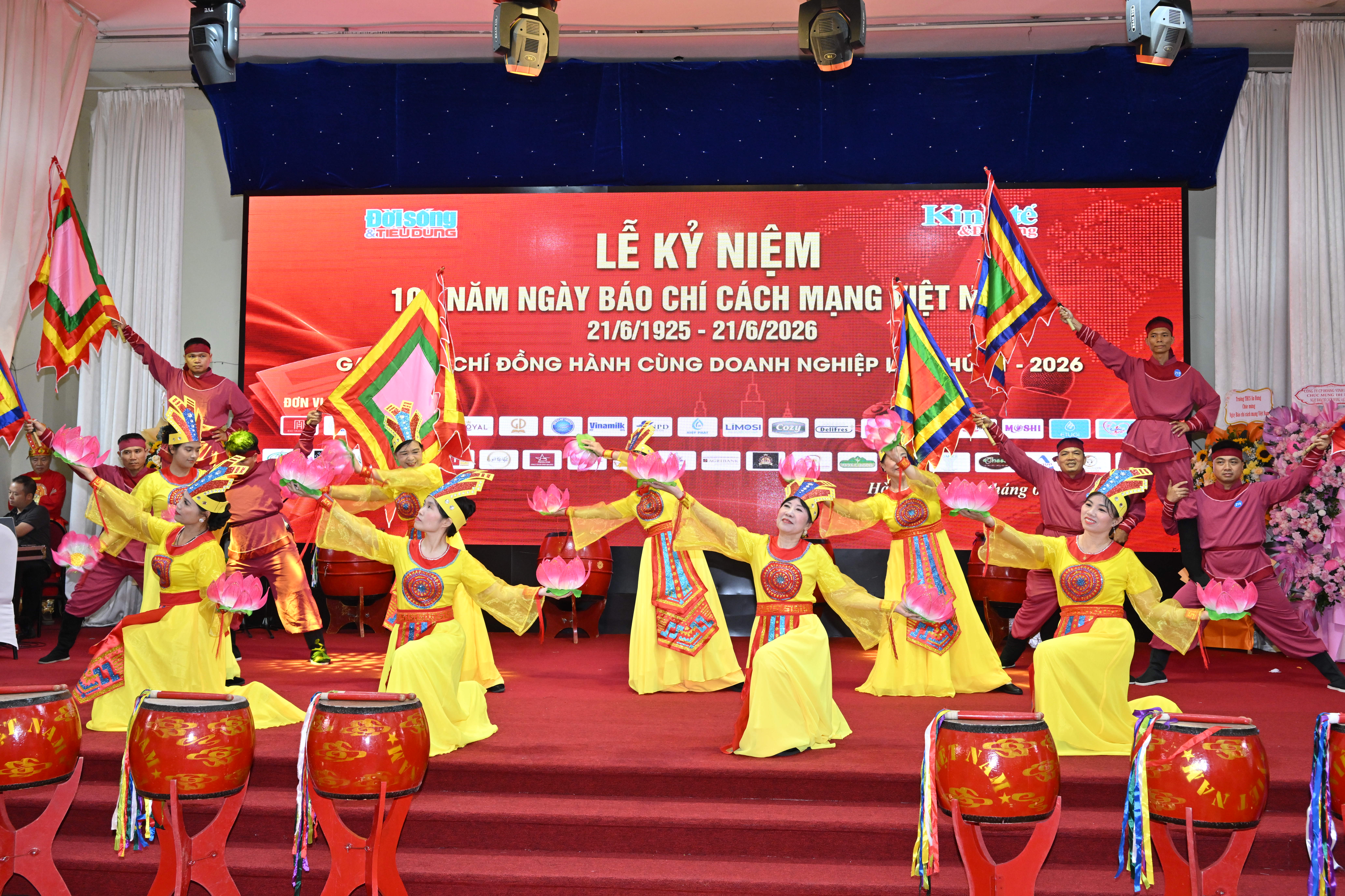 màn trình diễn Múa cờ hội hào hùng và đầy khí thế do Đoàn Văn hóa Nghệ thuật Trường Xuân