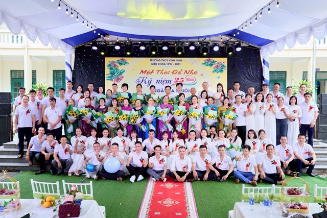 Các cựu học sinh niên khóa 1997 – 2001 Trường THCS Vĩnh Ninh chụp ảnh lưu niệm cùng thầy cô giáo trong lễ kỷ niệm 25 năm ngày ra trường, ngày 14/6/2026.