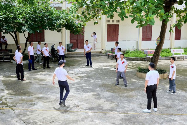 Những cái bắt tay, nụ cười và ánh mắt xúc động trong ngày hội ngộ của thế hệ học trò niên khóa 1997 – 2001.