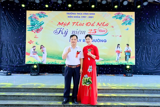 Cô Ngô Thị Toán, Hiệu trưởng và thầy Phương, Phó Hiệu trưởng Trường THCS Vĩnh Ninh chia sẻ niềm vui cùng các cựu học sinh trong ngày hội ngộ sau 25 năm.