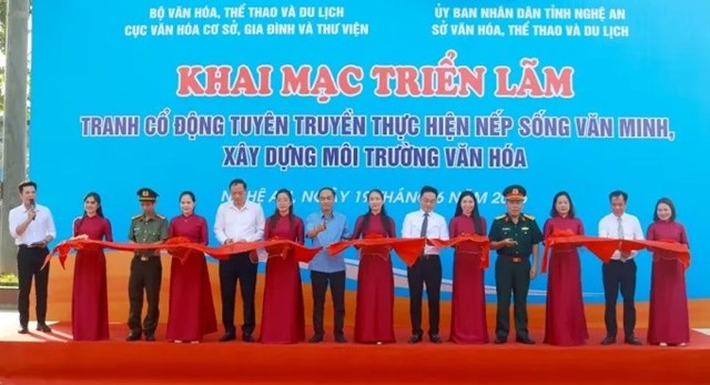 Cắt băng khai mạc Triển l&atilde;m tranh cổ động