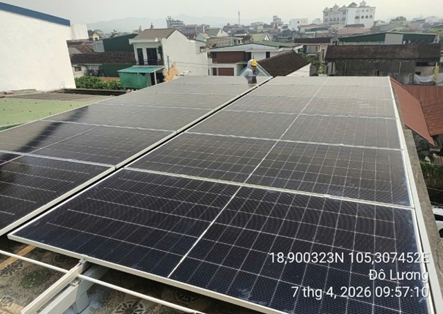 C&aacute;c tấm pin Năng lượng mặt trời &aacute;p m&aacute;i c&ograve;n tạo m&aacute;t cho m&aacute;i nh&agrave;