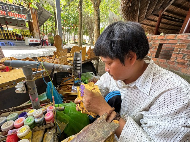 Người thợ khắc gỗ Nguyễn Văn Trọng (Cần Thơ) b&ecirc;n những sản phẩm 12 con gi&aacute;p được chạm khắc thủ c&ocirc;ng tinh xảo.