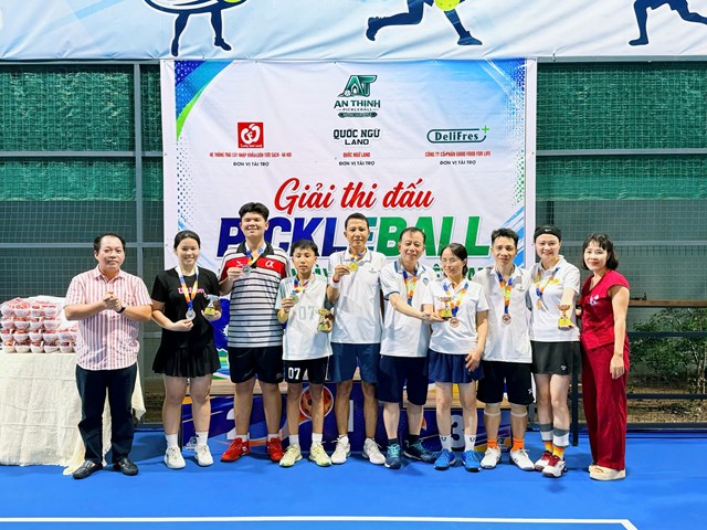 Đại diện Ban tổ chức trao giải Nhất, Nh&igrave; v&agrave; đồng giải Ba cho c&aacute;c cặp vận động vi&ecirc;n đạt th&agrave;nh t&iacute;ch xuất sắc tại Giải An Thịnh Pickleball.