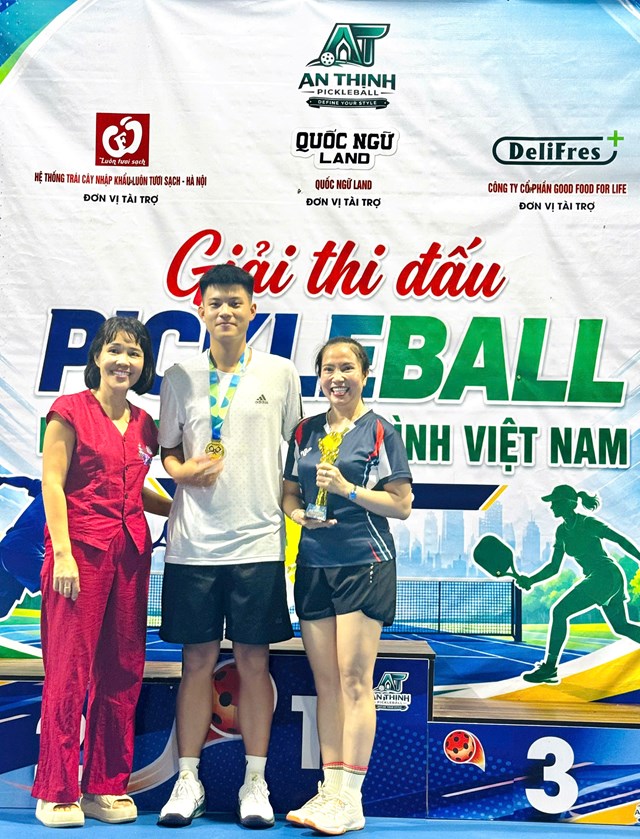 Ban tổ chức trao giải thưởng "Cặp mẹ con ấn tượng" nhằm t&ocirc;n vinh sự gắn kết gia đ&igrave;nh th&ocirc;ng qua thể thao.