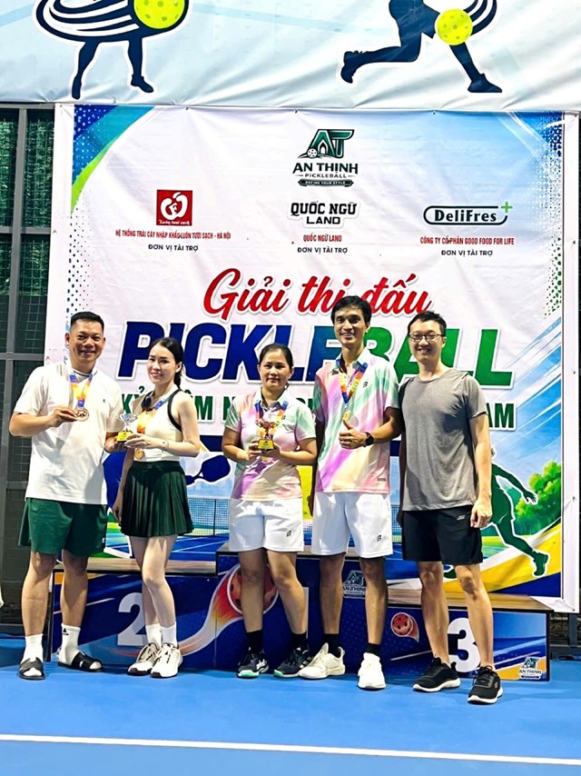 Cặp vợ chồng được vinh danh ở hạng mục "Cặp vợ chồng ấn tượng", lan tỏa h&igrave;nh ảnh gia đ&igrave;nh đồng h&agrave;nh c&ugrave;ng thể thao.