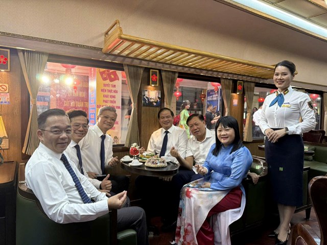 Thứ trưởng Đỗ Xuân Tuyên trên tàu hỏa cùng các y bác sĩ tới hệ thống cơ sở 2 bệnh viện Việt Đức và Bạch Mai