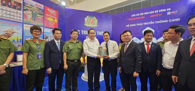 Tặng sách cho Chủ tịch Quốc hội Trần Thanh Mẫn.