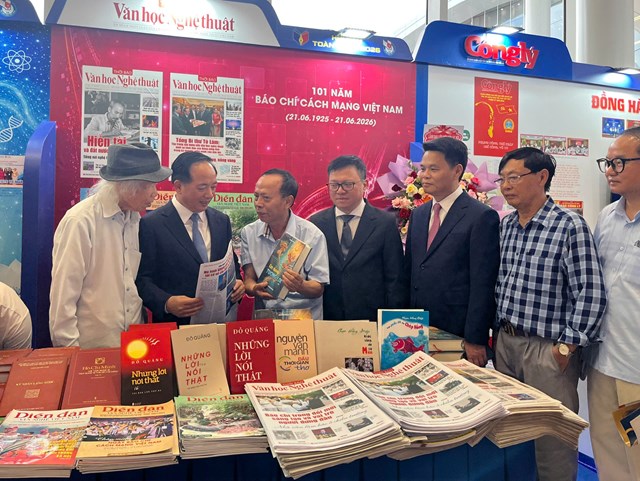 Nh&agrave; văn, nh&agrave; nghi&ecirc;n cứu Nguyễn&nbsp; Xu&acirc;n Tuấn giới thiệu cuốn s&aacute;ch "Con đường tương lại" tới c&aacute;c đại biểu&nbsp;tham quan trưng b&agrave;y Thời b&aacute;o Văn học nghệ thuật tại Hội b&aacute;o to&agrave;n quốc 2026 - Hải Ph&ograve;ng.