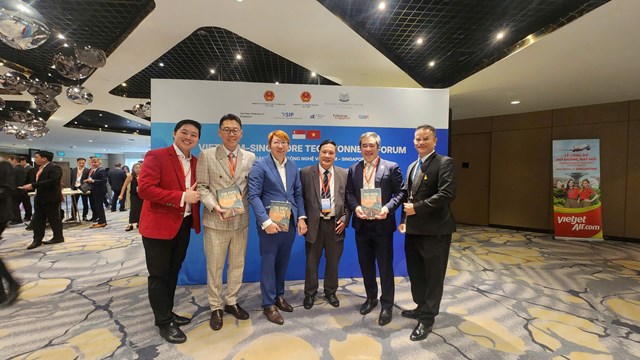 Tặng sách tại Diễn đàn hợp tác kinh tế Việt Nam - Singapore trong chuyến đi tháp tùng  
