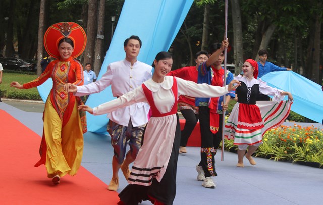 Chương trình nghệ thuật đặc biệt lan tỏa niềm tự hào tại Lễ kỷ niệm 50 năm TP Hồ Chí Minh vinh dự mang tên Bác - Ảnh 9