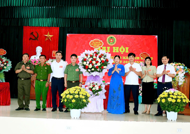 Các đại biểu chụp ảnh cùng Ban Thường vụ Hội Cựu Công an nhân dân xã Ninh Giang khóa I, nhiệm kỳ 2026–2030