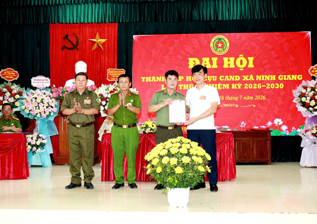 Đồng chí Trần Hùng Việt – Phó Bí thư Đảng ủy, Chủ tịch Ủy ban nhân dân xã Ninh Giang trao quyết định thành lập hội