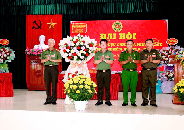 Đồng chí Thiếu tướng, Anh hùng Lực lượng vũ trang nhân dân Phan Lai – Nguyên Chánh Thanh tra Bộ Công an tặng hoa chúc mừng Đại hội