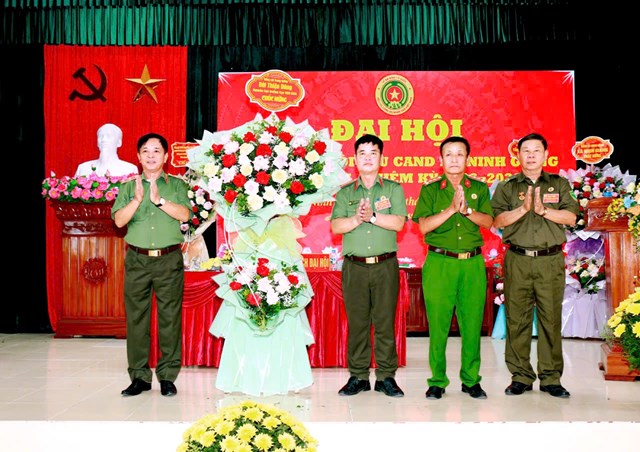 Trung tướng Bùi Thiện Dũng, nguyên Cục trưởng Cục trang bị và kho vận Bộ Công an tặng hoa chúc mừng Đại hội