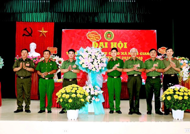 Lãnh đạo Hội Cựu Công an nhân dân tỉnh Ninh Bình tặng hoa chúc mừng Đại hội