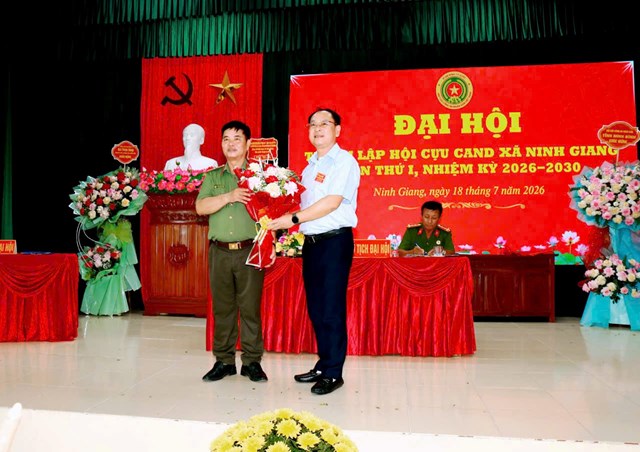Đồng chí Đinh Thanh Tùng – Phó Tổng Biên tập Tạp chí Kinh tế và Đồ uống chúc chúc mừng Đại hội