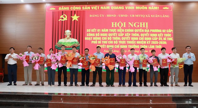 L&atilde;nh đạo Đảng ủy, HĐND, UBND x&atilde; Xu&acirc;n L&atilde;ng trao quyết định chỉ định cấp ủy, b&iacute; thư, ph&oacute; b&iacute; thư c&aacute;c chi bộ nhiệm kỳ 2025-2030 v&agrave; quyết định chỉ định trưởng th&ocirc;n l&acirc;m thời tại c&aacute;c th&ocirc;n mới sau sắp xếp.