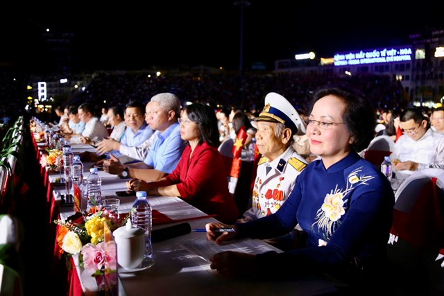 Đồng ch&iacute; Phạm Thị Thanh Tr&agrave;, B&iacute; thư Trung ương Đảng, Ph&oacute; Thủ tướng Ch&iacute;nh phủ, c&ugrave;ng l&atilde;nh đạo c&aacute;c ban, bộ, ng&agrave;nh Trung ương, l&atilde;nh đạo tỉnh v&agrave; c&aacute;c đại biểu dự chương tr&igrave;nh.