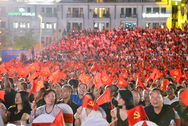 Đ&ocirc;ng đảo đại biểu v&agrave; người d&acirc;n theo d&otilde;i đại nhạc hội &ldquo;M&atilde;i m&atilde;i tuổi 20&rdquo; tại Quảng trường 30/10.