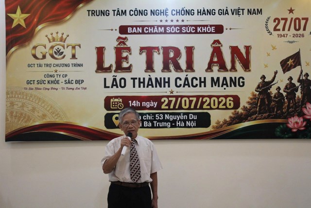 &Ocirc;ng Phạm Đ&igrave;nh Cửu, c&aacute;n bộ Ban Cơ yếu Ch&iacute;nh phủ, x&uacute;c động đọc b&agrave;i thơ tri &acirc;n tại Hội nghị, lan tỏa th&ocirc;ng điệp "Uống nước nhớ nguồn" v&agrave; l&ograve;ng biết ơn s&acirc;u sắc đối với c&aacute;c anh h&ugrave;ng liệt sĩ, người c&oacute; c&ocirc;ng với c&aacute;ch mạng.