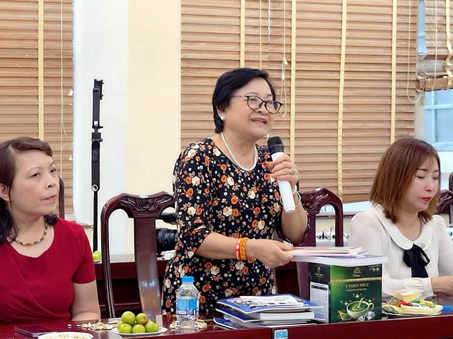B&agrave; Nguyễn Thị B&iacute;ch Li&ecirc;n (thương binh 4/4) Trưởng đo&agrave;n Nghệ thuật Thanh ni&ecirc;n xung phong Thủ đ&ocirc; ph&aacute;t biểu tại Hội nghị.