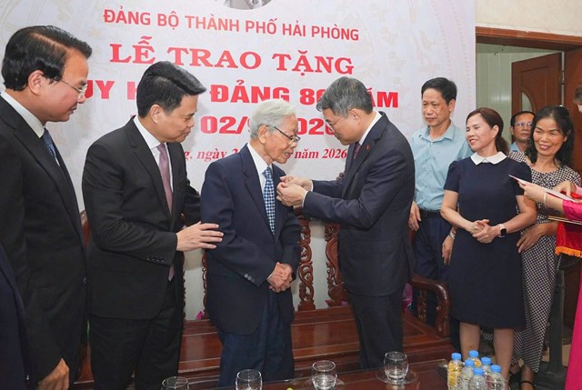 Thủ tướng L&ecirc; Minh Hưng; B&iacute; thư Th&agrave;nh ủy L&ecirc; Ngọc Ch&acirc;u trao Huy hiệu 80 năm tuổi Đảng tặng đồng ch&iacute; Đo&agrave;n Thế Đ&iacute;nh (tức Cao Văn), nguy&ecirc;n Ủy vi&ecirc;n Ban Thường vụ Th&agrave;nh ủy, nguy&ecirc;n Quyền Chủ tịch UBND th&agrave;nh phố Hải Ph&ograve;ng