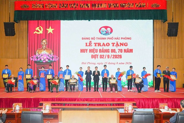 Thủ tướng L&ecirc; Minh Hưng trao tặng Huy hiệu Đảng cho c&aacute;c đảng vi&ecirc;n l&atilde;o th&agrave;nh Đảng bộ th&agrave;nh phố Hải Ph&ograve;ng, chiều 25/8.