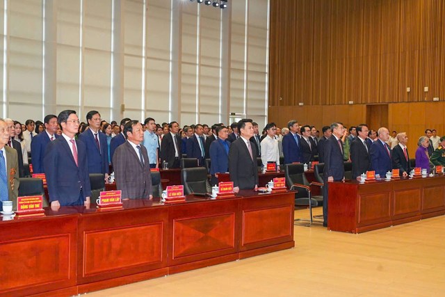 C&aacute;c đại biểu dự lễ trao tặng Huy hiệu Đảng dịp 2-9