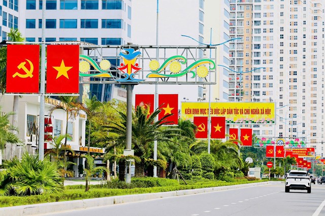 Rực rỡ cờ hoa đón mừng thành phố Quảng Ninh - Ảnh 2