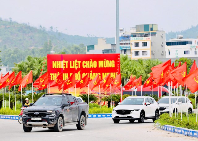 Quảng Ninh tưng bừng ch&agrave;o mừng dấu mốc mới, h&ograve;a chung kh&ocirc;ng kh&iacute; hướng tới Quốc kh&aacute;nh 2/9.