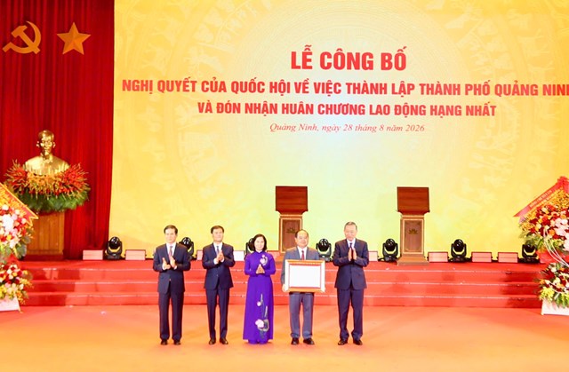 Tổng B&iacute; thư, Chủ tịch nước T&ocirc; L&acirc;m trao Nghị quyết của Quốc hội về việc th&agrave;nh lập th&agrave;nh phố Quảng Ninh.