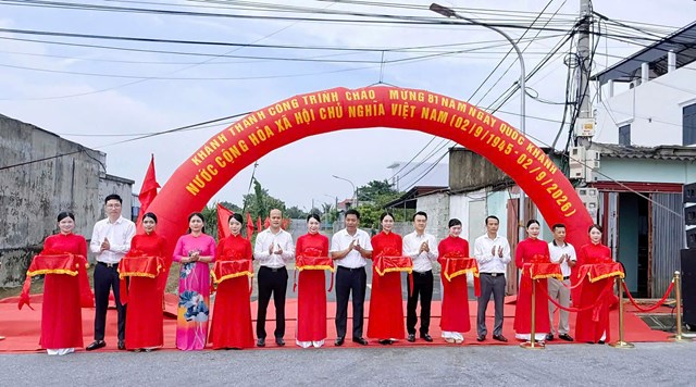 C&aacute;c đồng ch&iacute; l&atilde;nh đạo phường An Phong c&ugrave;ng đại biểu thực hiện nghi thức cắt băng kh&aacute;nh th&agrave;nh c&ocirc;ng tr&igrave;nh ch&agrave;o mừng 81 năm Quốc kh&aacute;nh 2/9