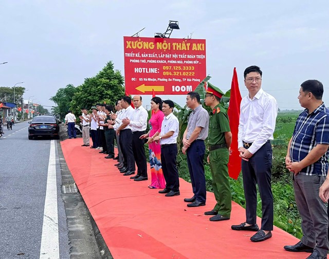 C&aacute;c đại biểu v&agrave; Nh&acirc;n d&acirc;n tham dự lễ kh&aacute;nh th&agrave;nh c&ocirc;ng tr&igrave;nh tr&ecirc;n địa b&agrave;n phường An Phong, ch&agrave;o mừng kỷ niệm 81 năm Quốc kh&aacute;nh 2/9.