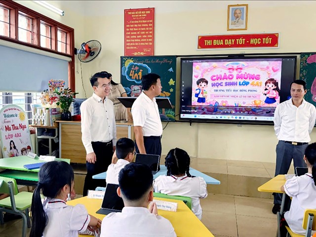 L&atilde;nh đạo phường An Phong tham quan ph&ograve;ng học được trang bị thiết bị th&ocirc;ng minh tại Trường Tiểu học Hồng Phong, g&oacute;p phần đổi mới phương ph&aacute;p dạy v&agrave; học, n&acirc;ng cao chất lượng gi&aacute;o dục.
